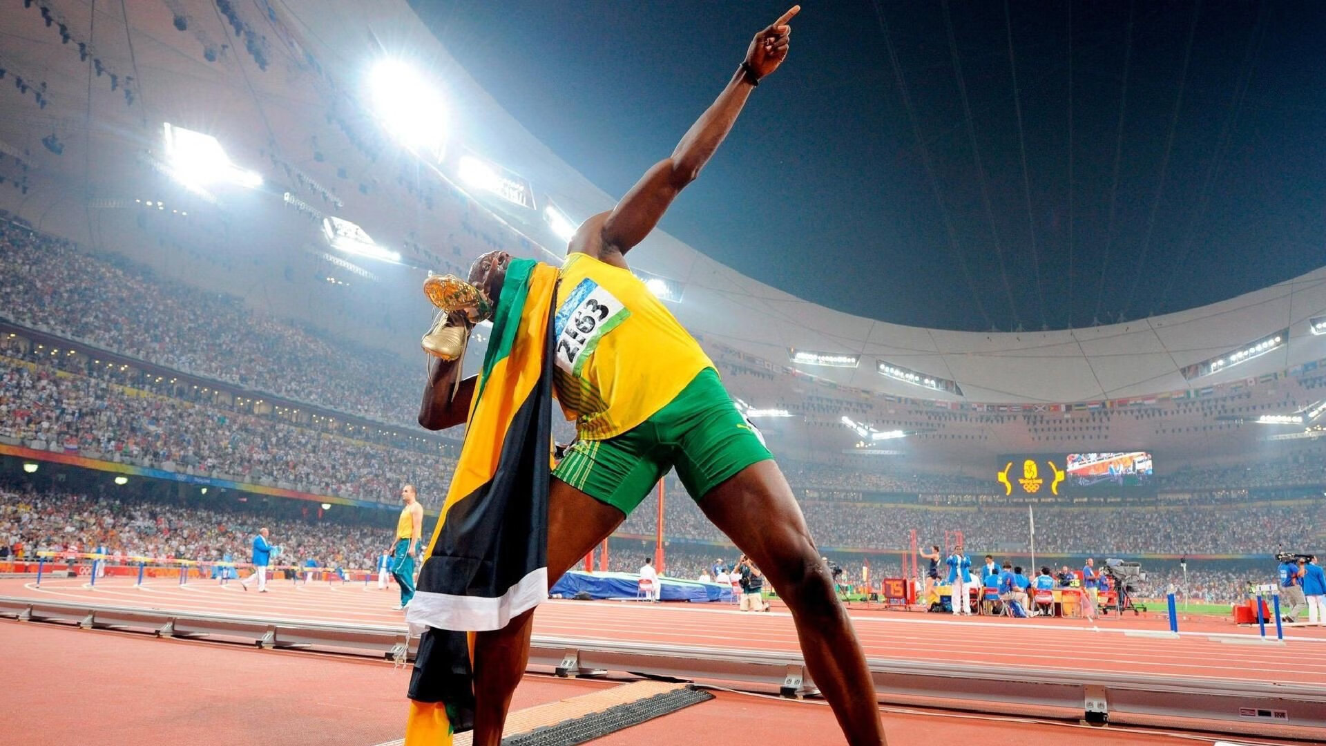 “农村中小学农耕+体能结合课程展示赛” 挑担与翻地同步比拼