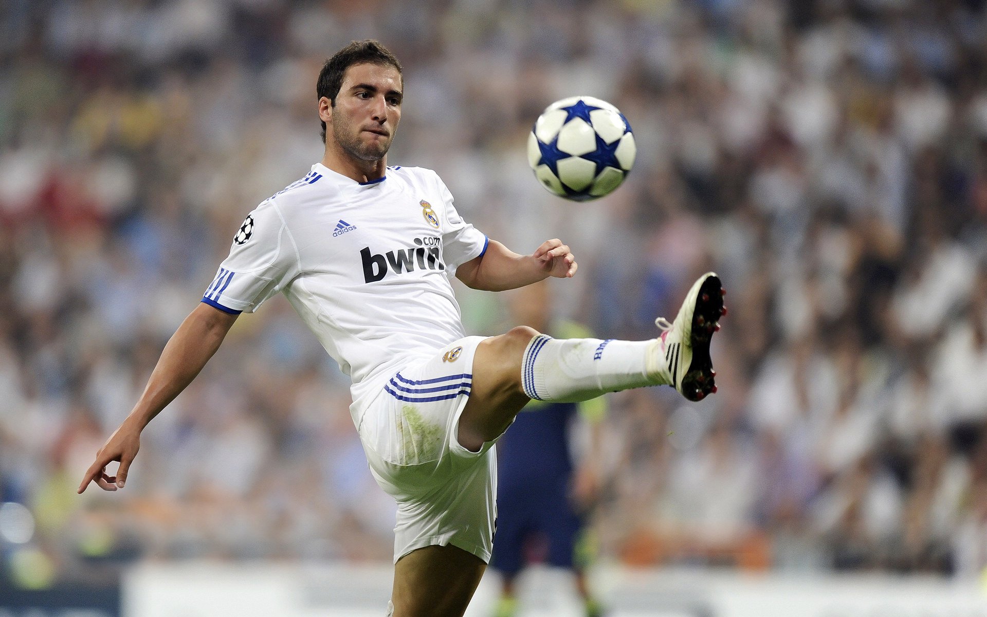 乒乓球比赛现场气氛火爆